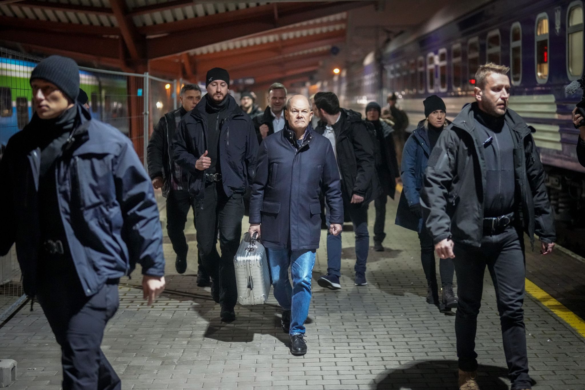 Koffer statt Ledertasche? Spekulationen über Kanzler-Gepäck