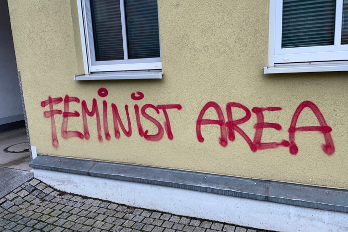 Jena: Unbekannte sprühen Graffiti