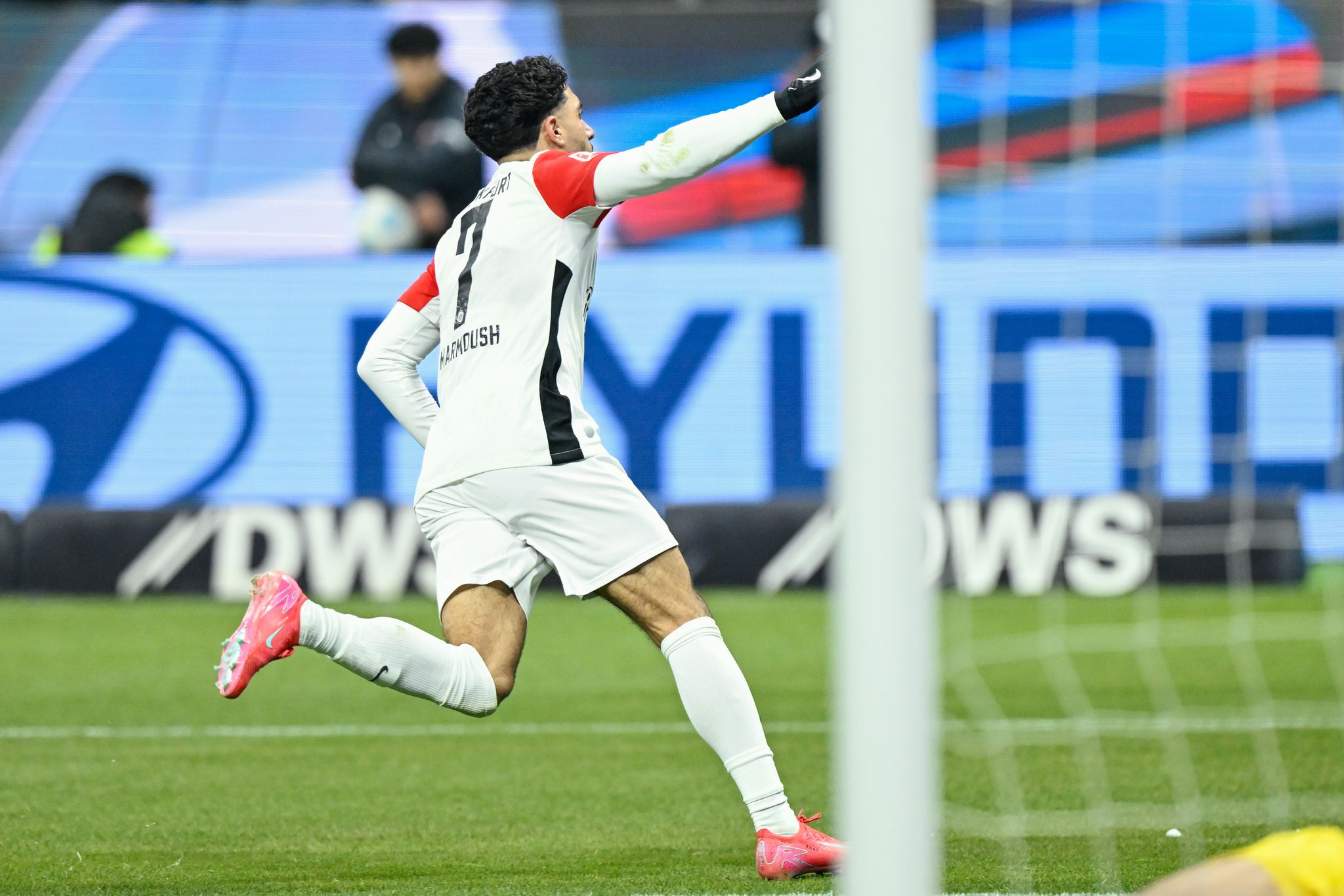 Eintracht Frankfurt schlägt Freiburg 4:1 – Marmoush im Fokus