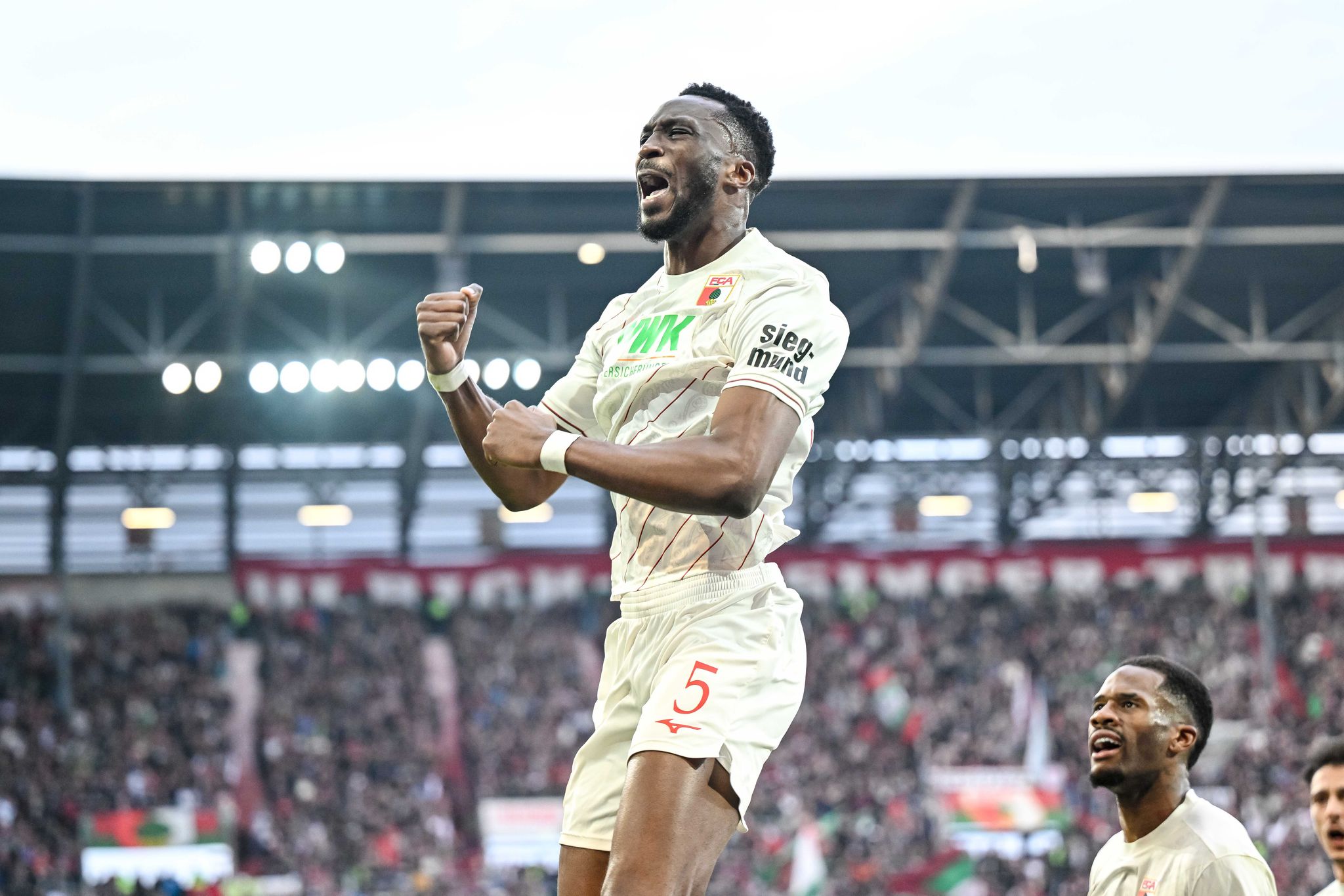 Schlotterbeck ganz spät: FC Augsburg bezwingt Heidenheim