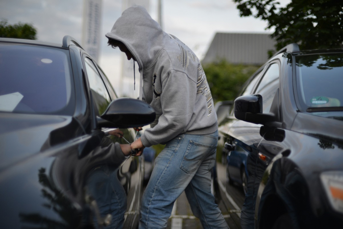 Rüsselsheim am Main: Diebstähle aus unverschlossenen Fahrzeugen