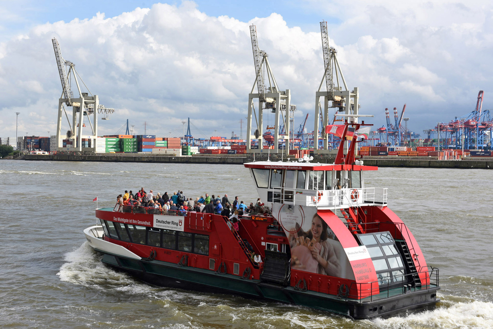 Transportschiff stößt auf Elbe gegen Fähre – Elf Verletzte