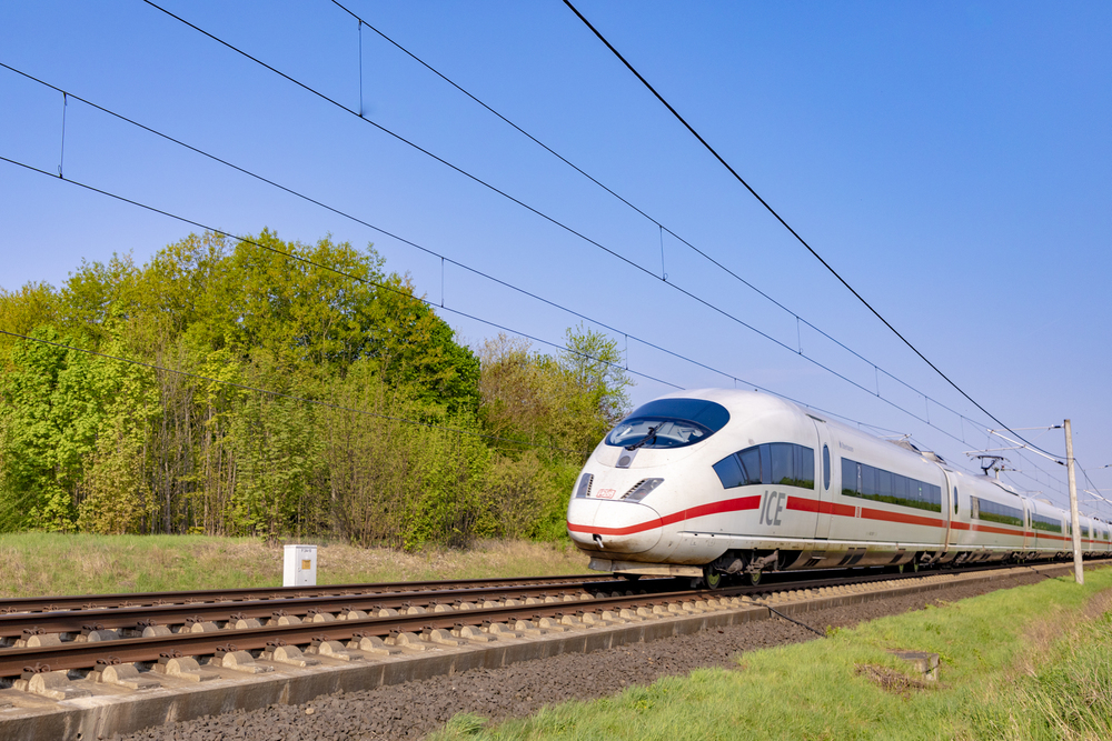 Hochgeschwindigkeits-Irrsinn: Mann hängt sich an ICE bei 282 km/h!