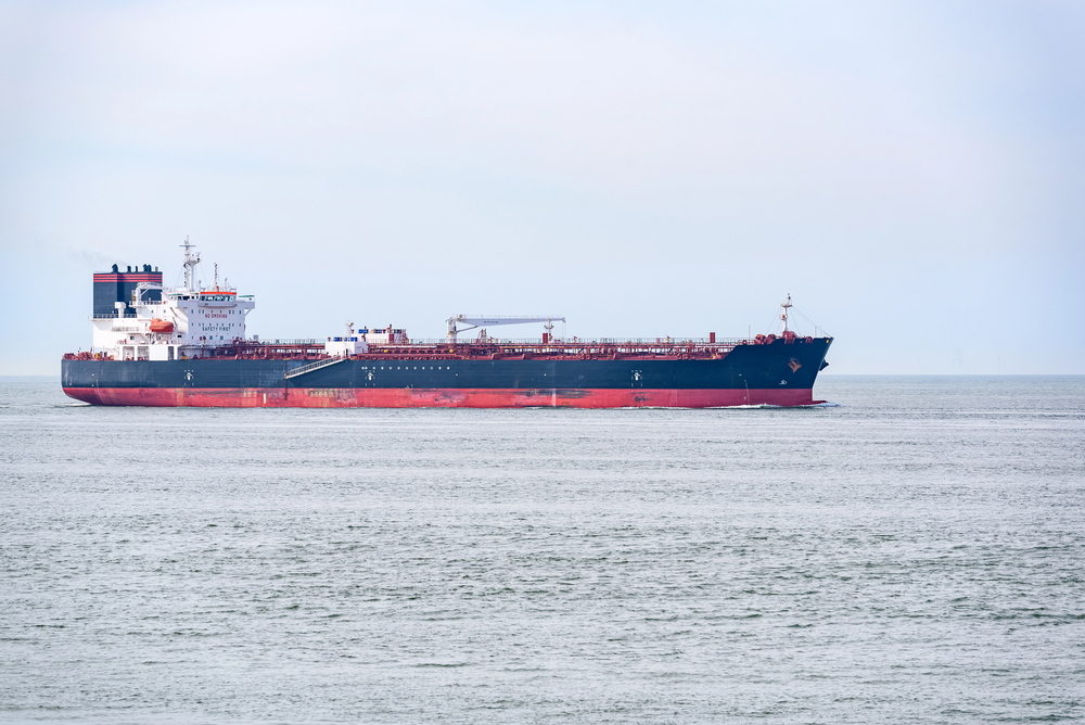 Manövrierunfähiger Tanker treibt vor Rügen in der Ostsee