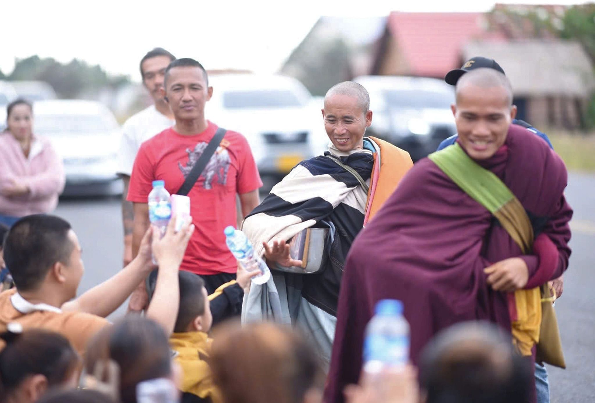 Internet-Sensation: Barfußer Mönch auf Pilgerreise von Vietnam nach Indien