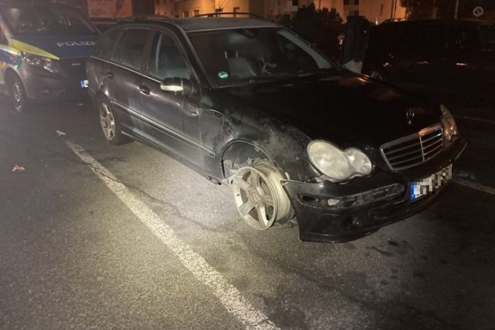 Autofahrer flüchtet nach Unfall auf Felge: Betrunkener gestoppt