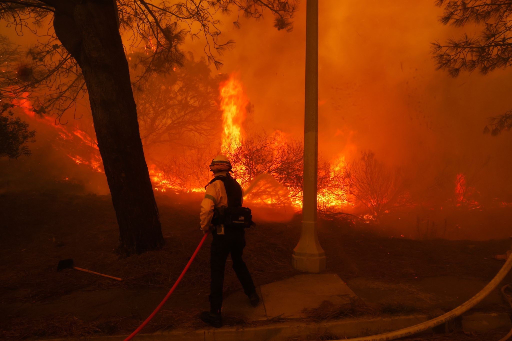 Feuerinferno bei Los Angeles schlägt Tausende in die Flucht