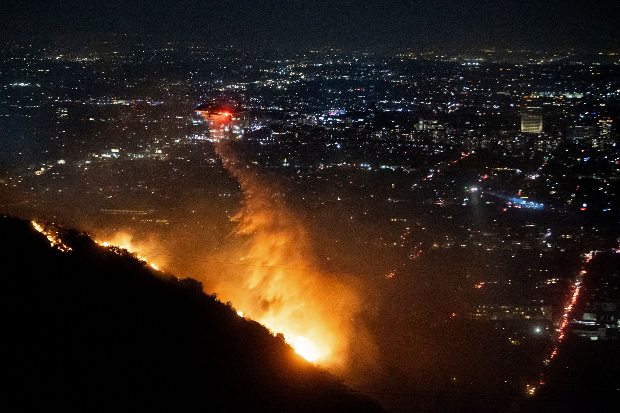 Brand in den Hollywood Hills schwächt sich ab