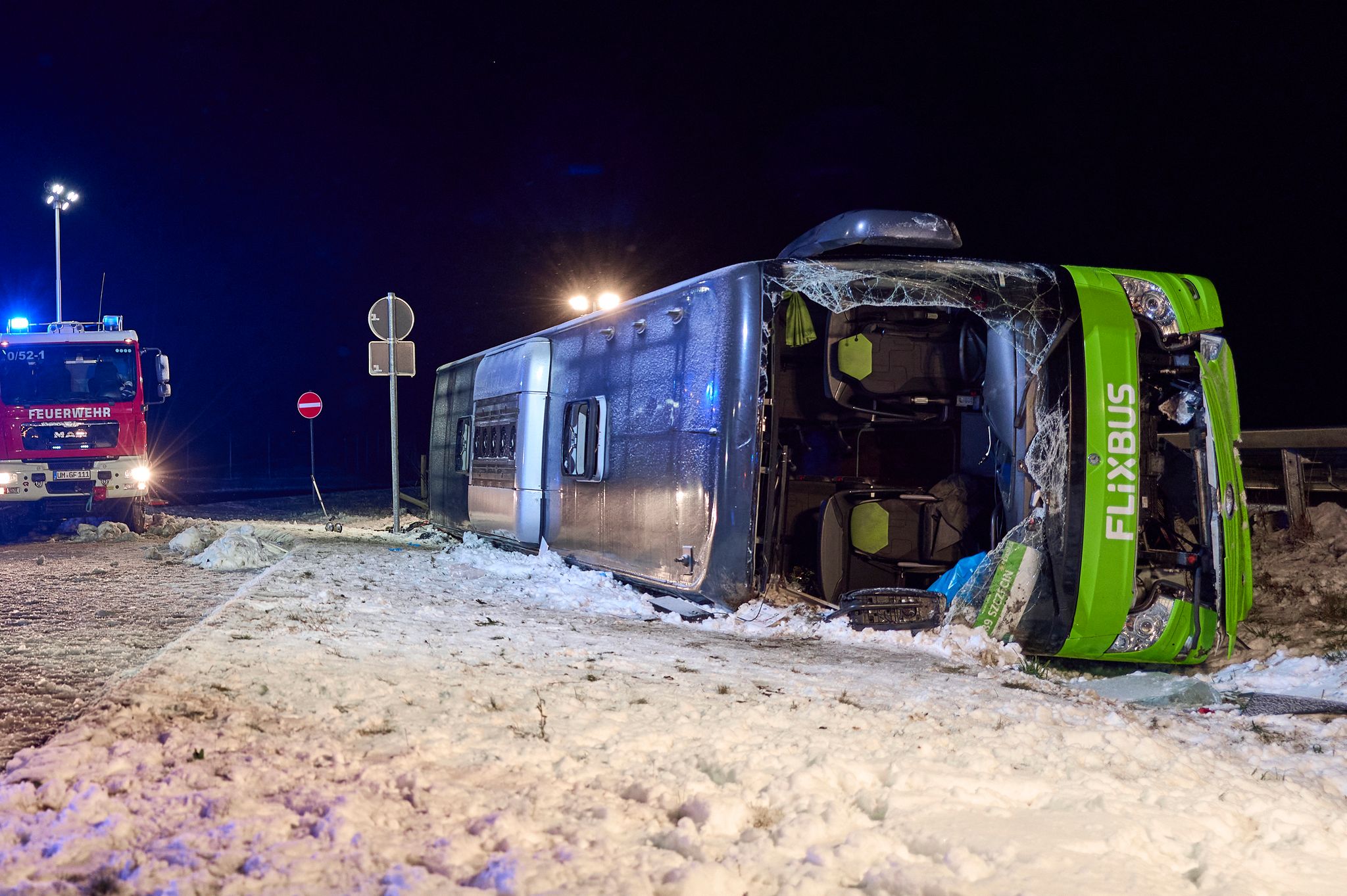 Tote und Verletzte bei Busunfall – Wind und Glätte Schuld?