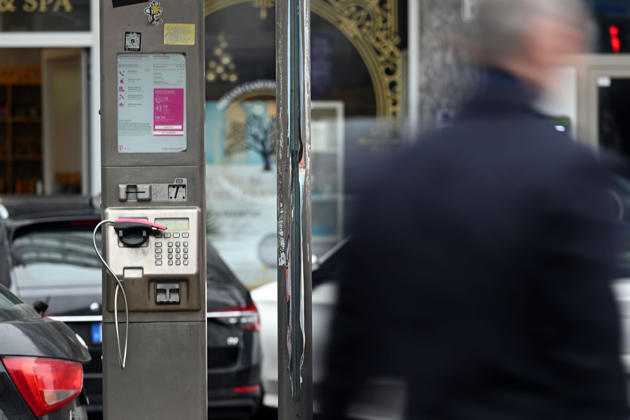 Elektroschrott am Wegesrand: Telefonzellen-Abbau dauert noch