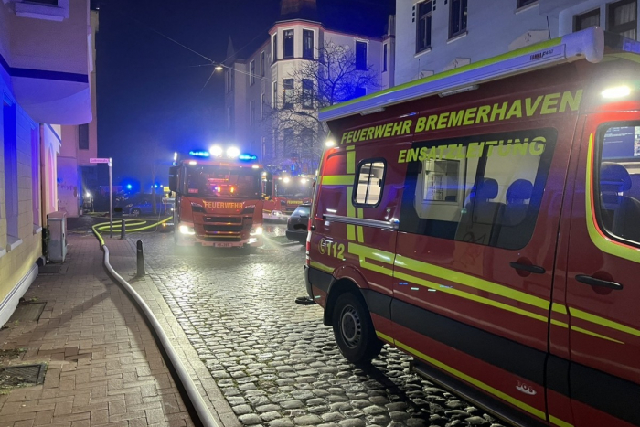 Bremerhaven: Feuer im Treppenraum gelöscht