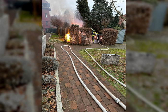 Celle: Papiercontainer brennen in der Hattendorffstraße