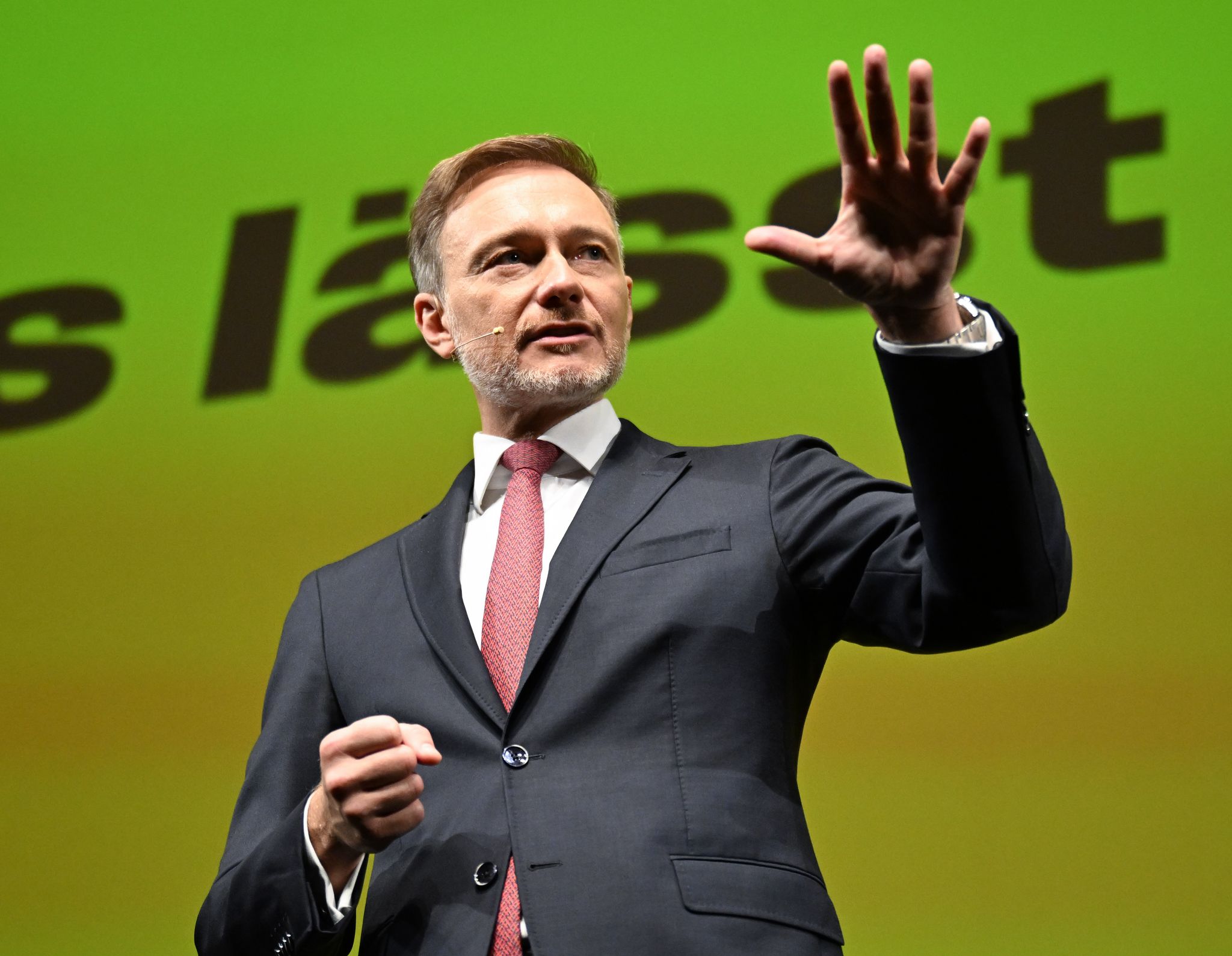 Lindner bei Wahlkampfauftritt mit Schaum beworfen