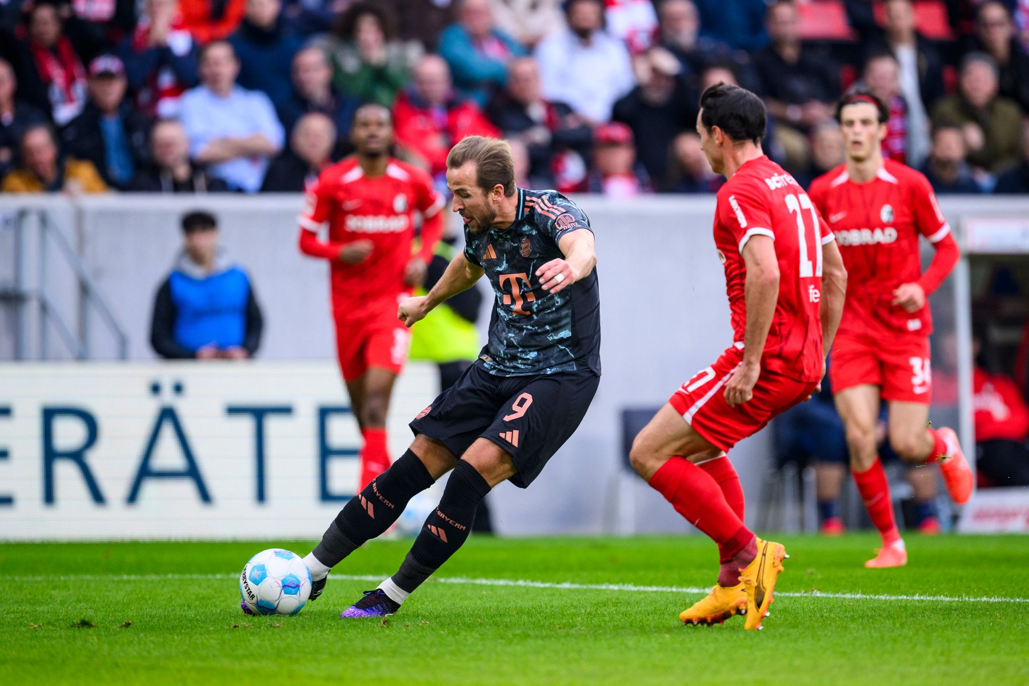 FC Bayern baut Vorsprung aus,Champions-League-Sieger baut Führung aus und revanchiert sich nach Niederlage in Rotterdam. Leverkusen verspielt 2:0-Führung bei RB Leipzig.