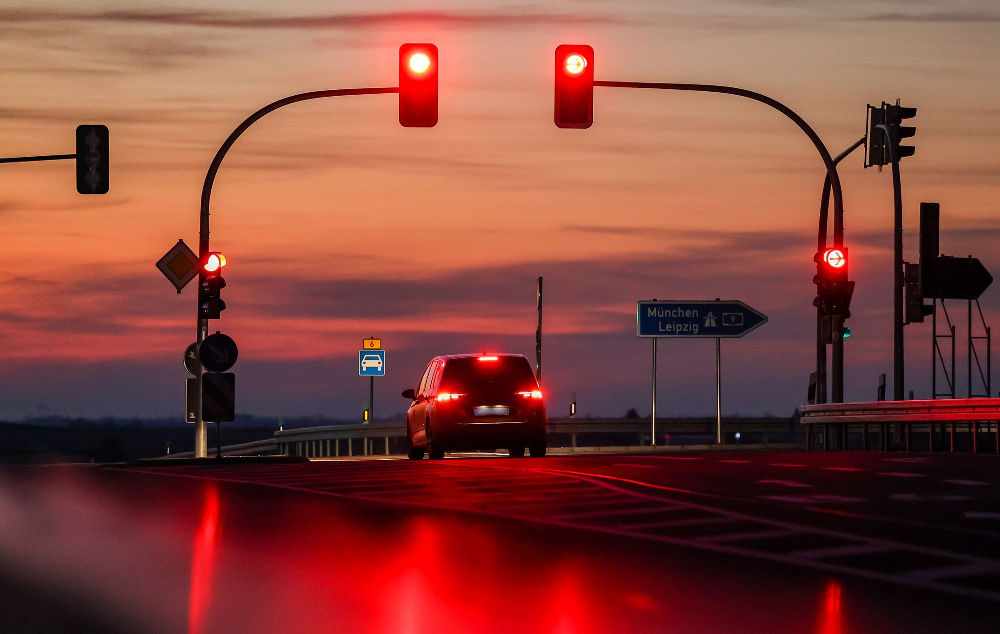 Wer bleibt bei Rot stehen? ADAC untersucht Verkehrsverstöße