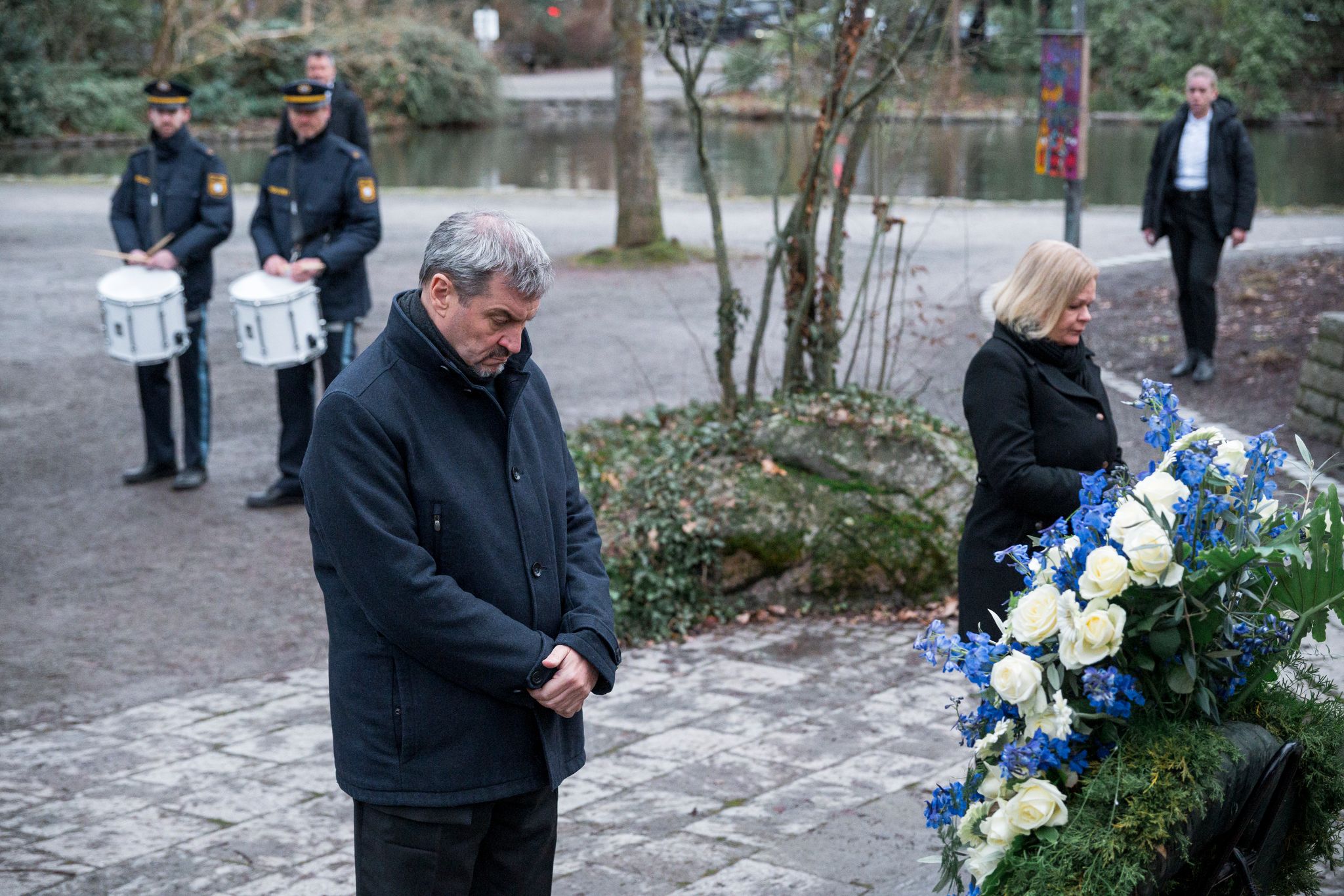 Politiker besuchen Tatort von Aschaffenburg, zeigen Mitgefühl