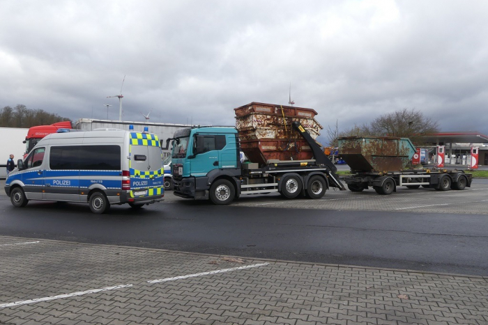 Bad Hersfeld: Überladener Lastzug auf der A5