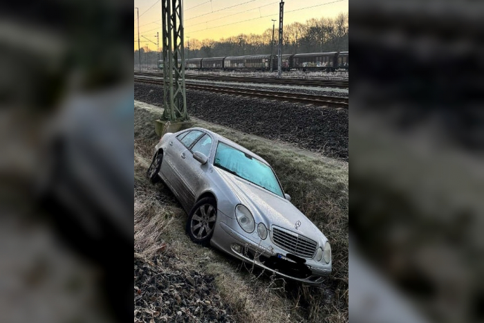 Kiel-Meimersdorf: Bundespolizei – Fahrer rutscht mit PKW in Bahngraben