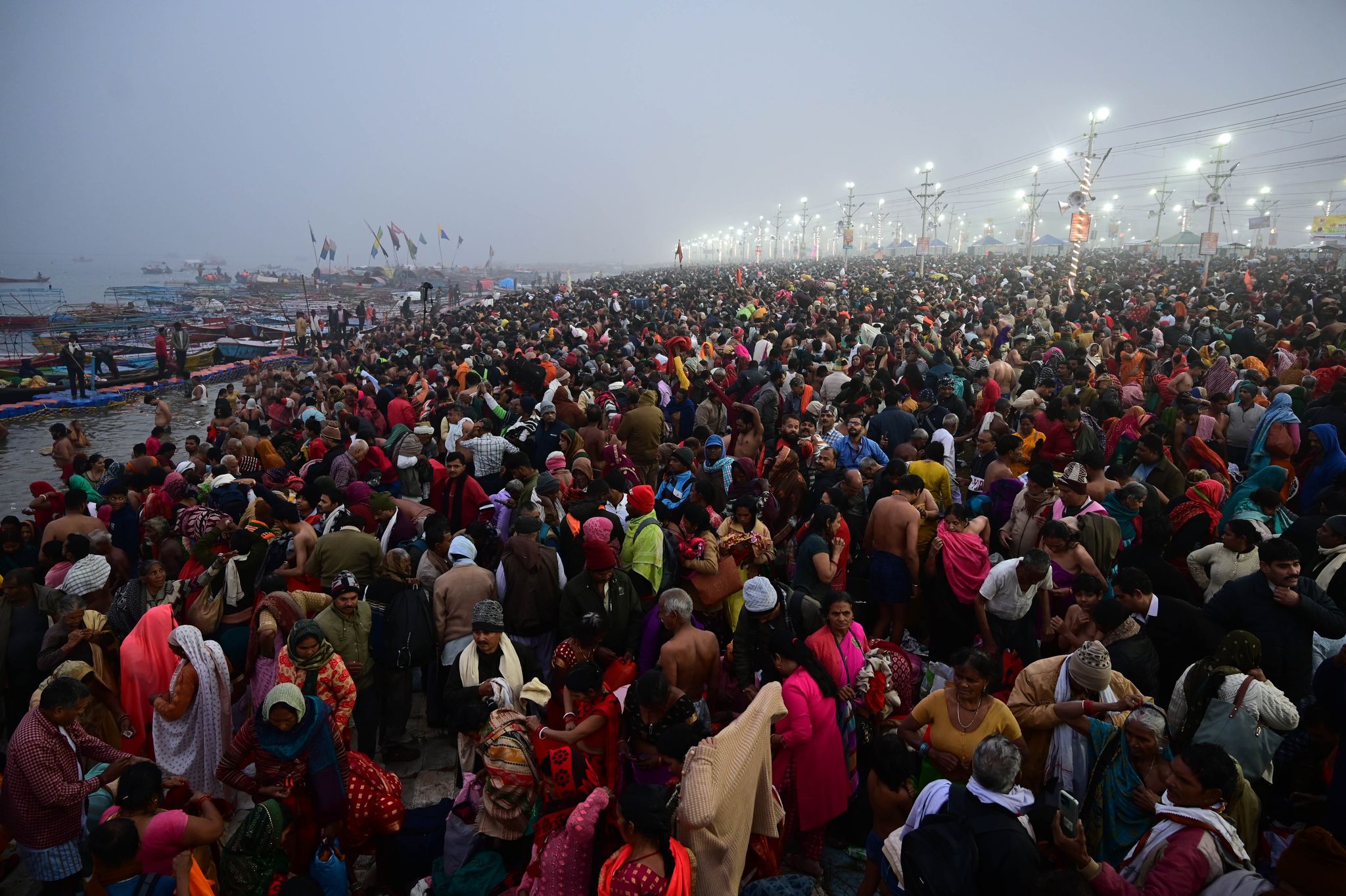 Millionen hinduistische Pilger versammeln sich am Ganges in Indien