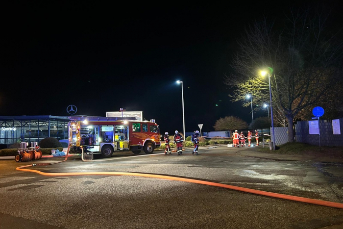 Klein Gladebrügge: Gefahrguteinsatz im Gewerbegebiet