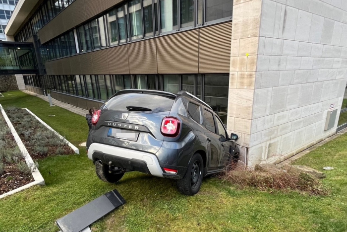 Hagen: Autofahrer kollidiert mit Fassade der Fernuniversität