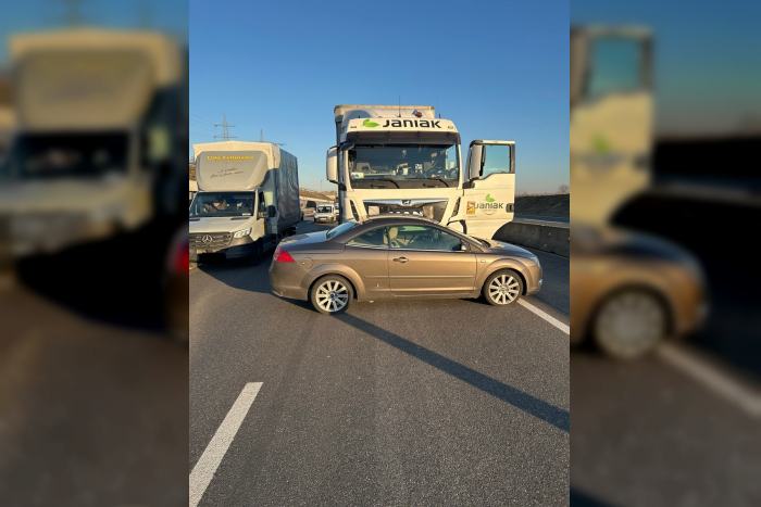 Karlsruhe: Verkehrsunfall zwischen Lkw und Pkw