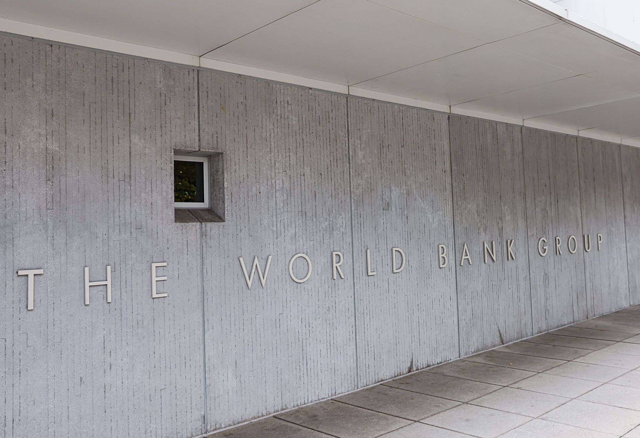 Global Economy Growth Stabilizes, World Bank Warns of Risks