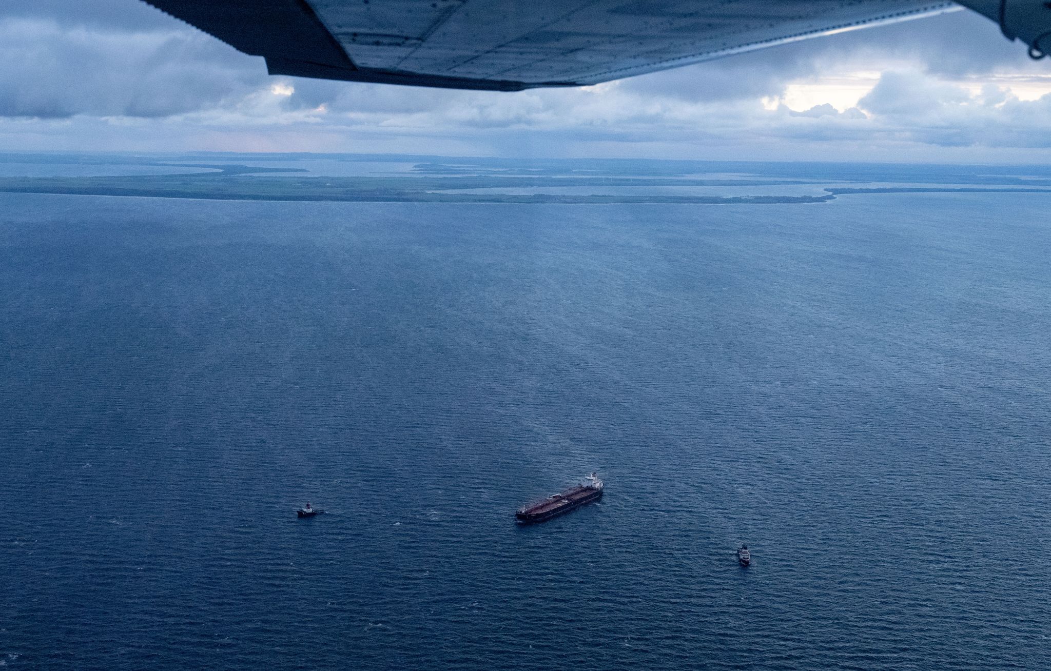 Sturm erschwert Rettung des manövrierunfähigen Öltankers «Eventin» in der Ostsee