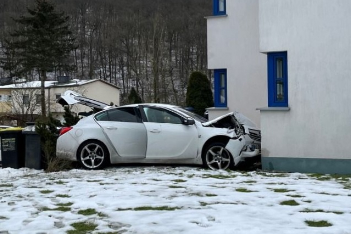 Verkehrsunfall in Meschede, Personen flüchten von Unfallstelle