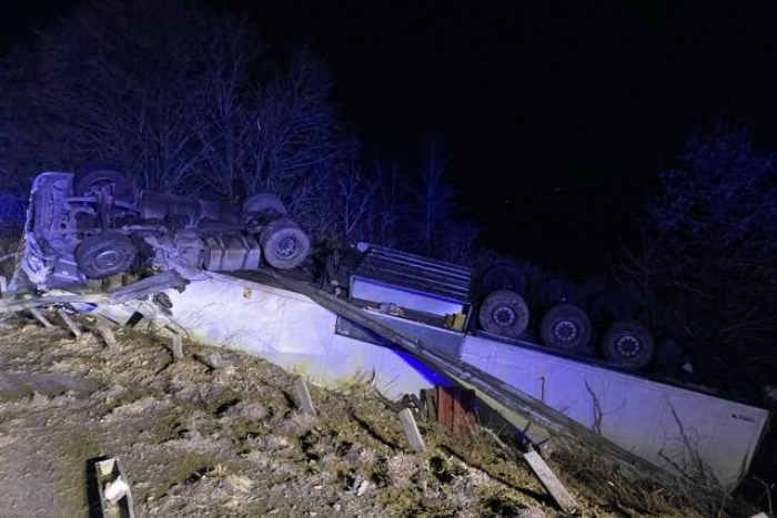 Idstein: Verkehrsunfall auf A 3 mit Sattelzug umgestürzt