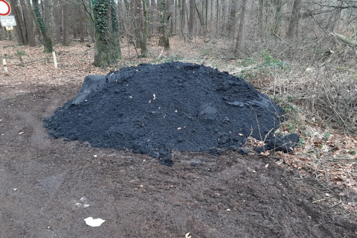 Gravenbruch: Illegaler Asphaltabfall im Wald, Kripo sucht Zeugenhinweise