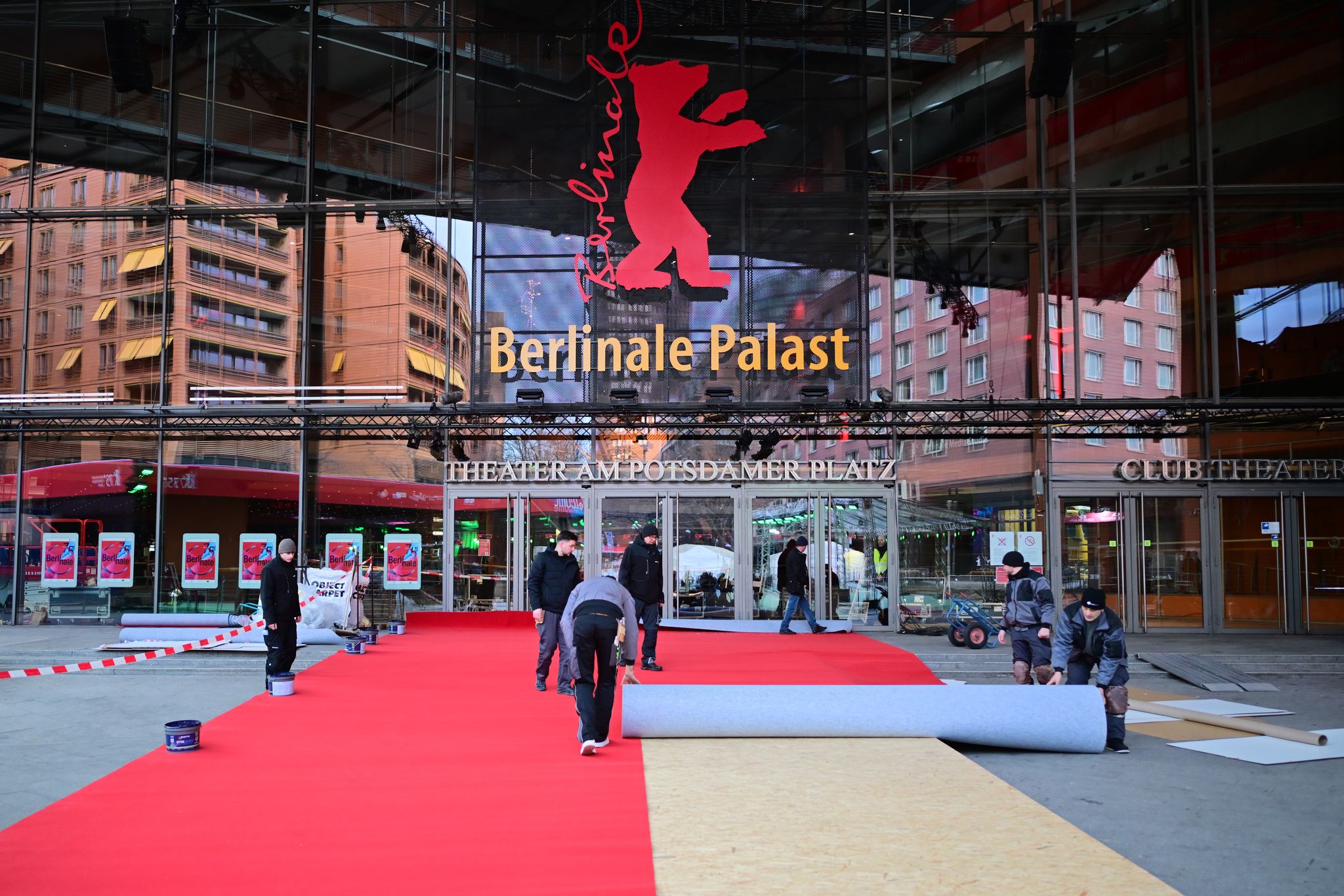 Start der Berlinale: Tilda Swinton erhält Goldenen Ehrenbären