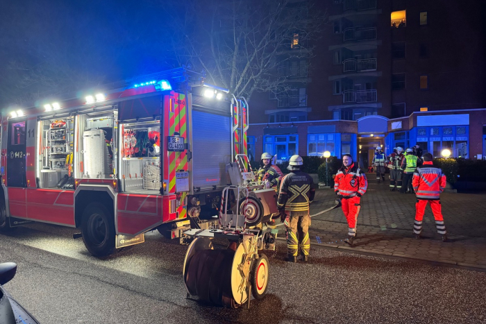 Elmshorn: Feuerwehr rettet Person im Hochhausbrand