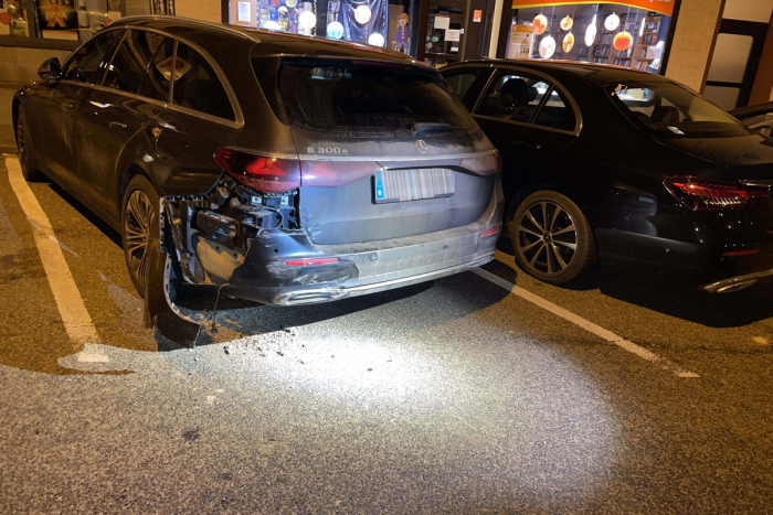 Kassel: Mercedes beschädigt am Bebelplatz