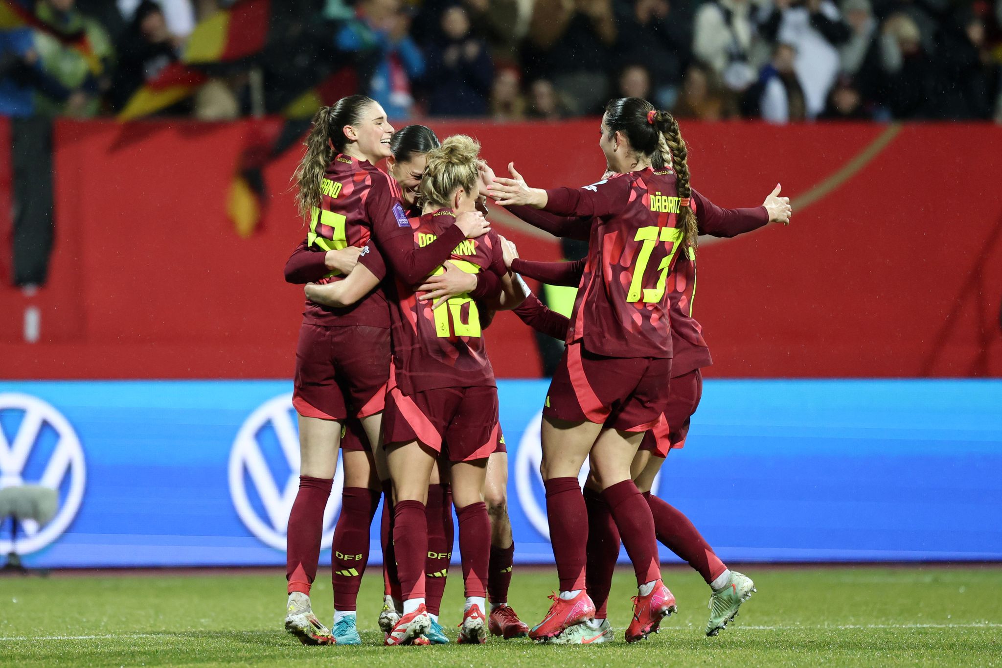 Deutsche Fußballerinnen feiern Heimsieg gegen Österreich