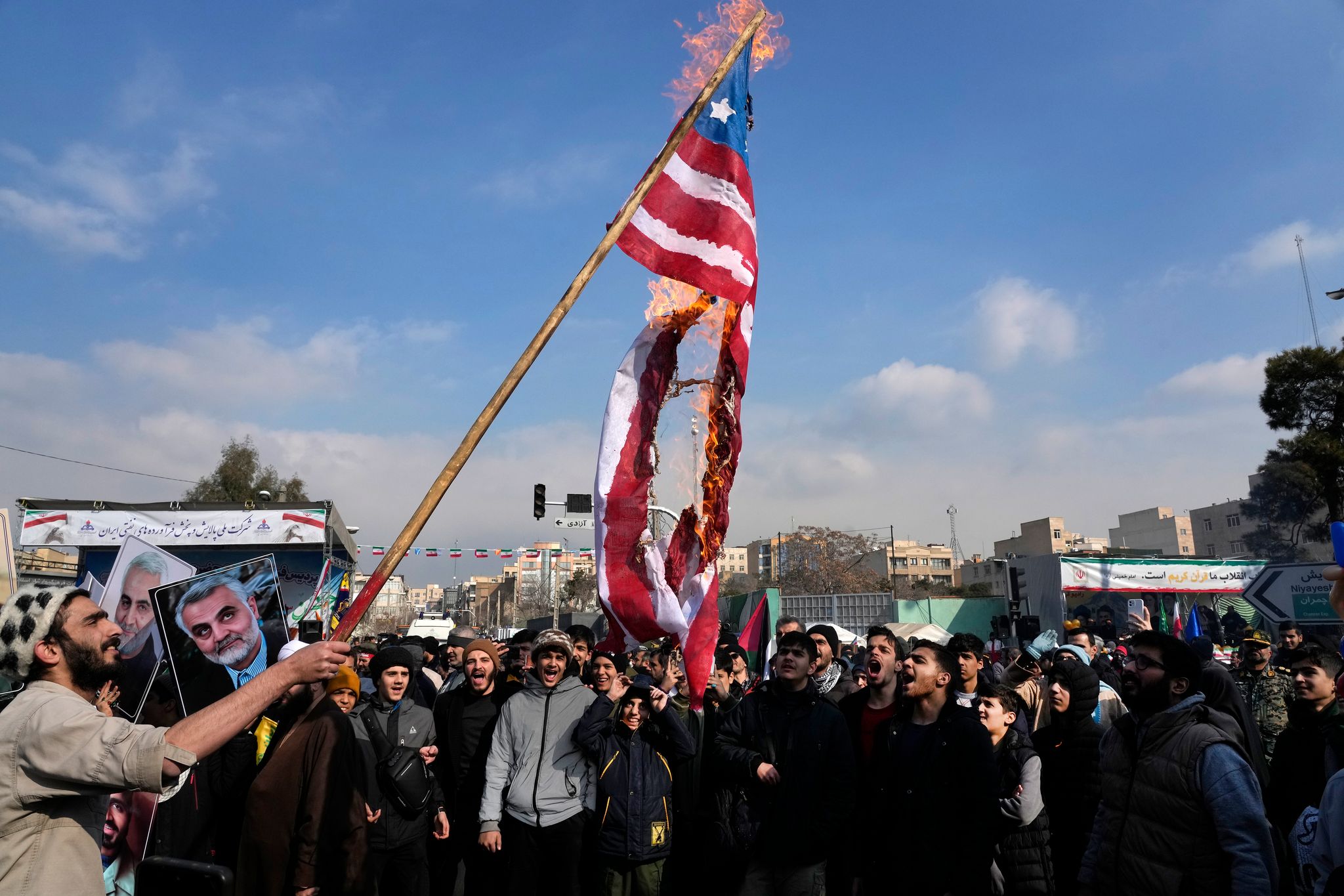 Revolutionstag im Iran: Massen feiern, Regierung kritisiert USA