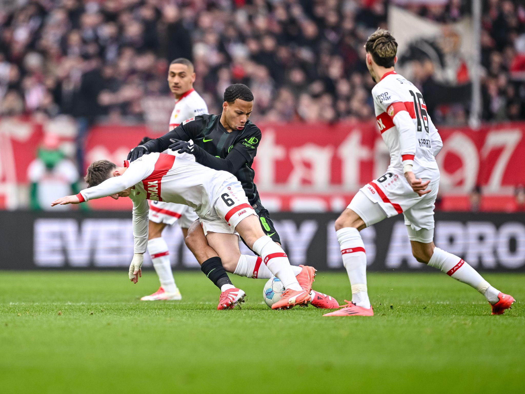 Stuttgart gibt Führung aus der Hand: Wolfsburg jubelt spät