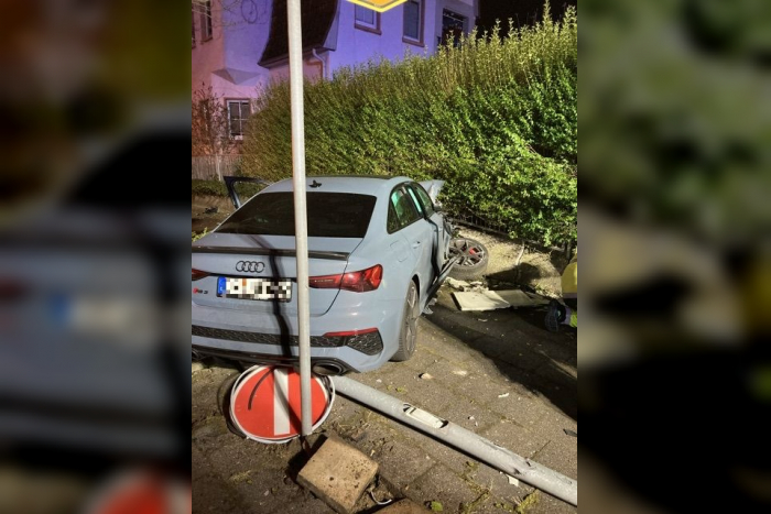Neu-Isenburg: Audi prallt gegen Stromkasten und Mauer