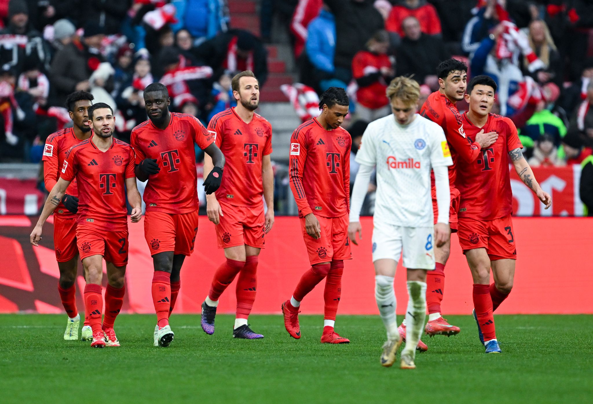 FC Bayern München zittert gegen Holstein Kiel – Spitzenreiter behält knapp die Oberhand