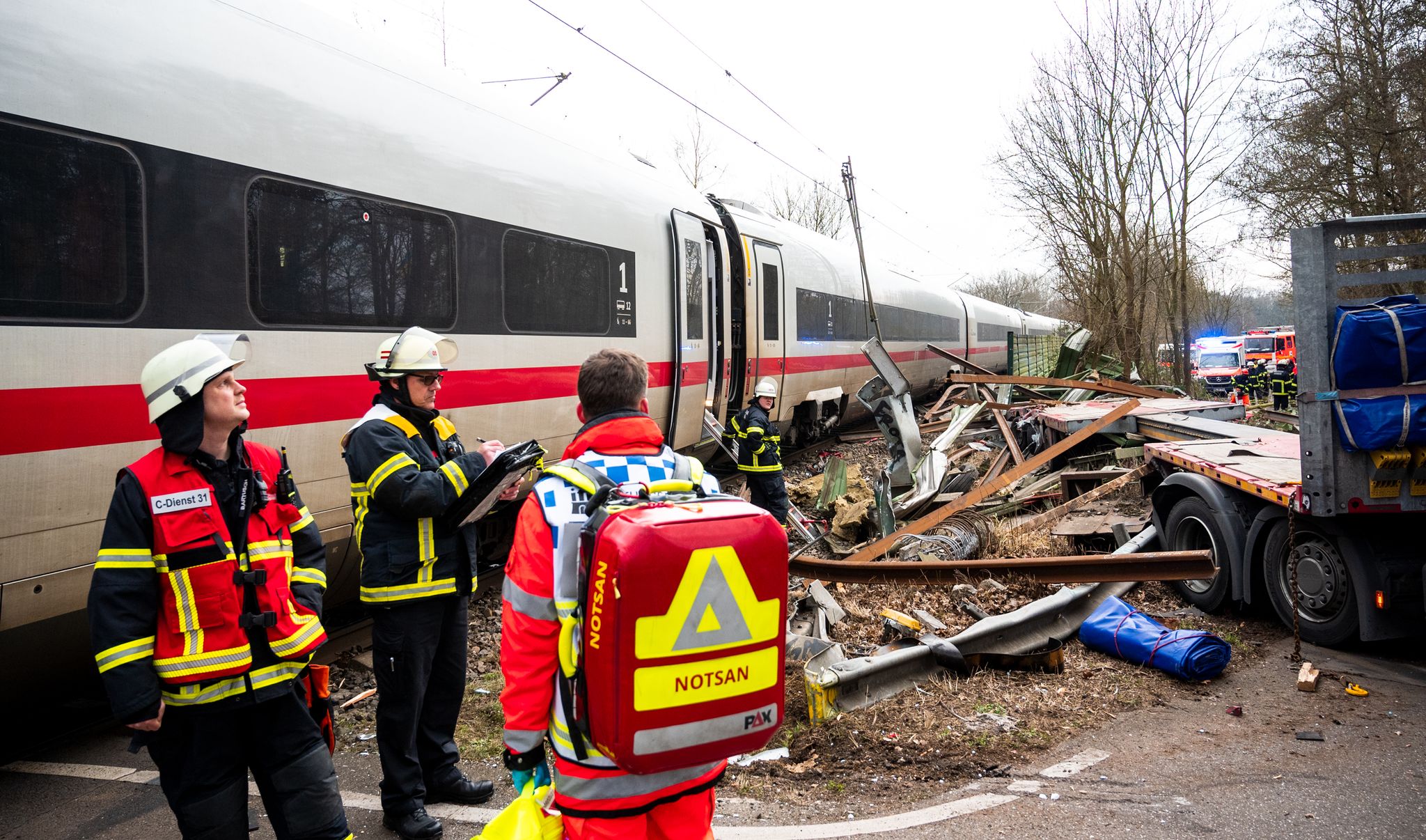 ICE kracht in Hamburg gegen Lkw – Aufräumarbeiten dauern an