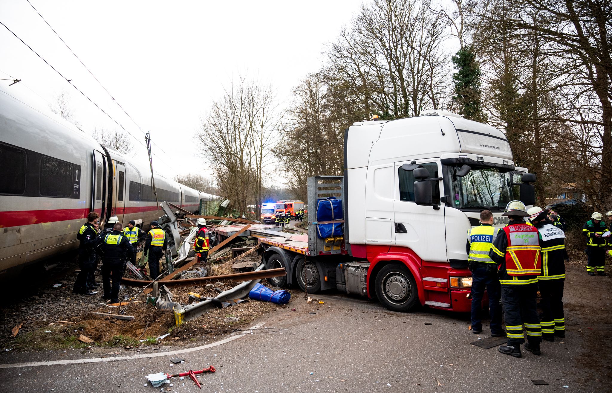 ICE prallt in Hamburg gegen Lkw – ein Toter, elf Verletzte