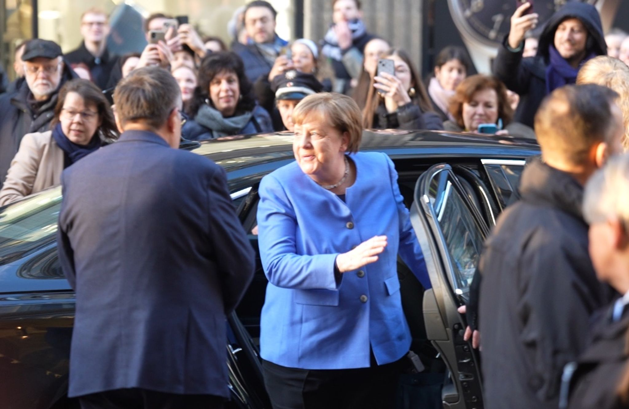 Merkel signiert ihr Buch «Freiheit» – Ansturm vor Buchladen