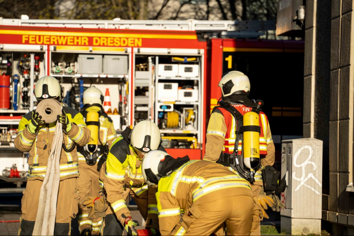 Dresden: Brand in Mehrfamilienhaus