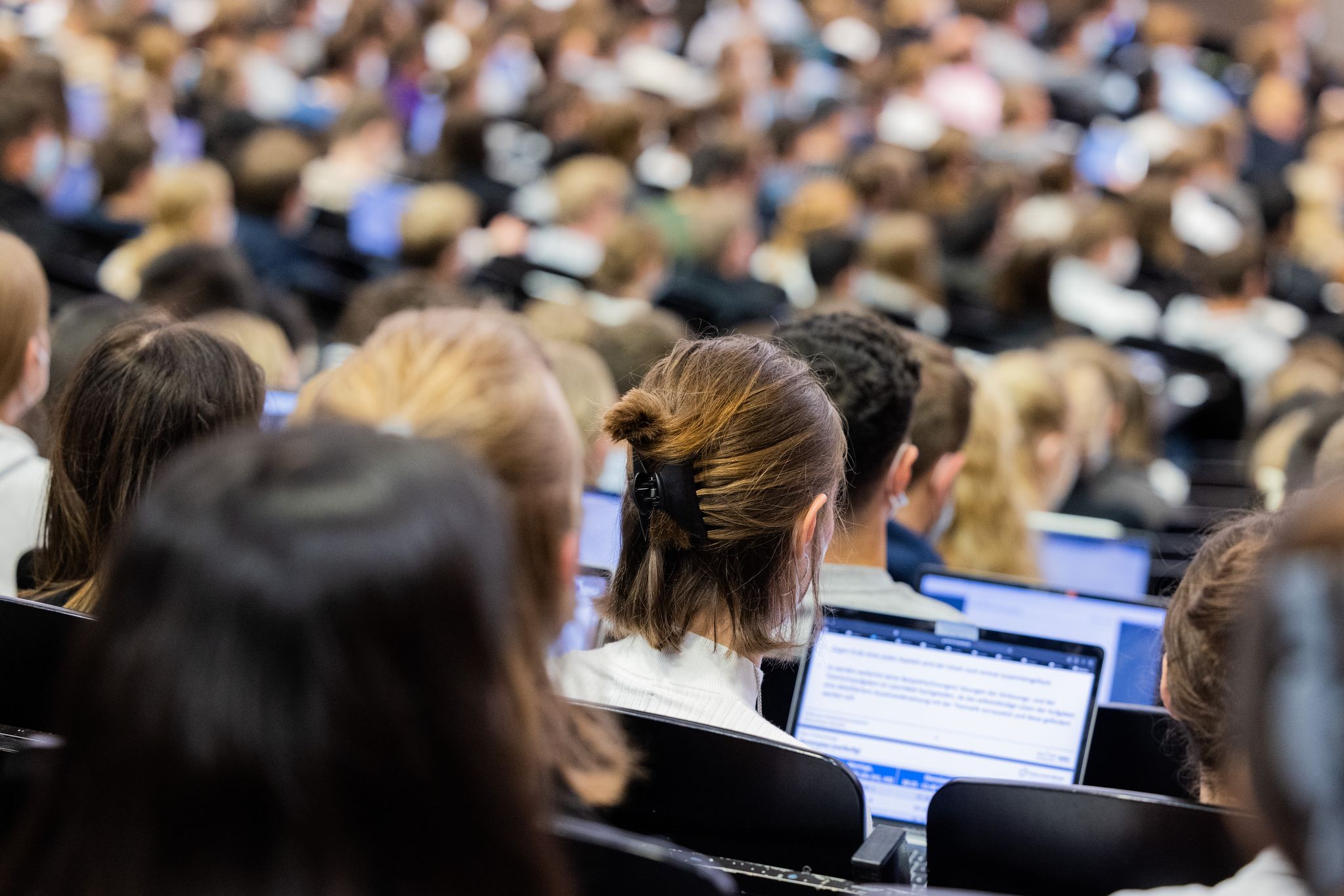 297.000 Menschen machten 2023 ersten Studienabschluss