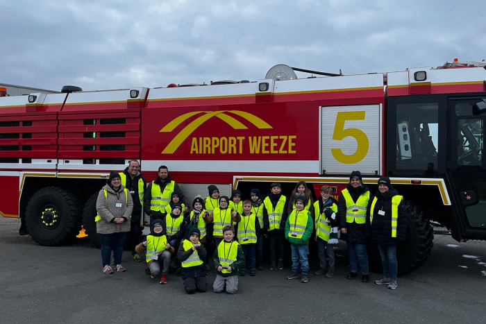 Besuch der Kranenburger Kinderfeuerwehr bei Flughafenfeuerwehr