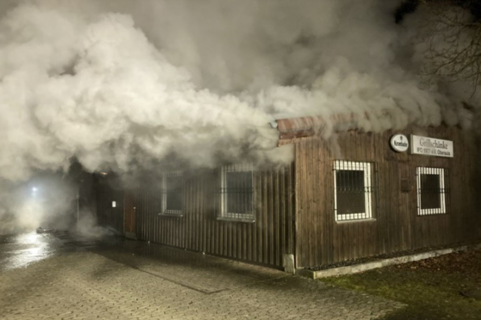 Homberg: Grillhütte in Oberaula brennt, Polizei sucht nach Zeugen