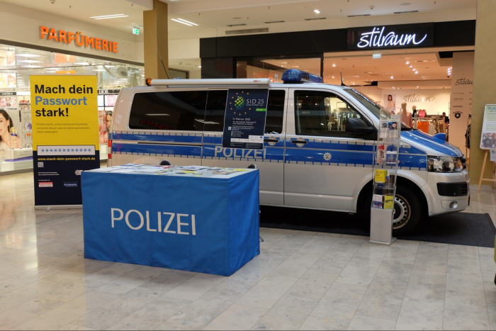 Bergisch Gladbach: Monatlicher Infostand Kriminalprävention in RheinBerg-Galerie