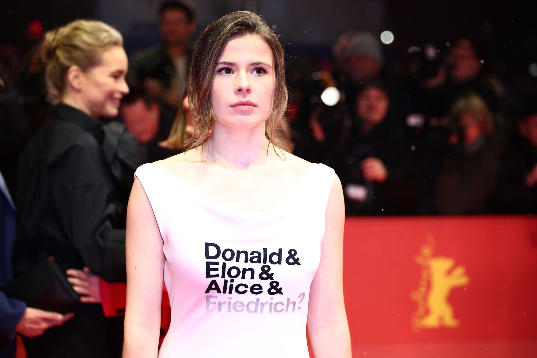 Protest bei Berlinale: Klimaaktivistin attackiert Friedrich Merz