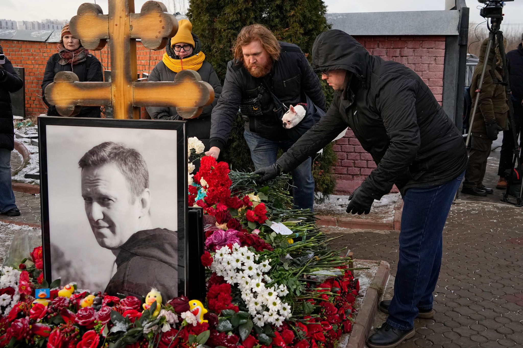 Emotionale Trauer um Alexej Nawalny: Moskauer Bürger legen Blumen am Grab nieder