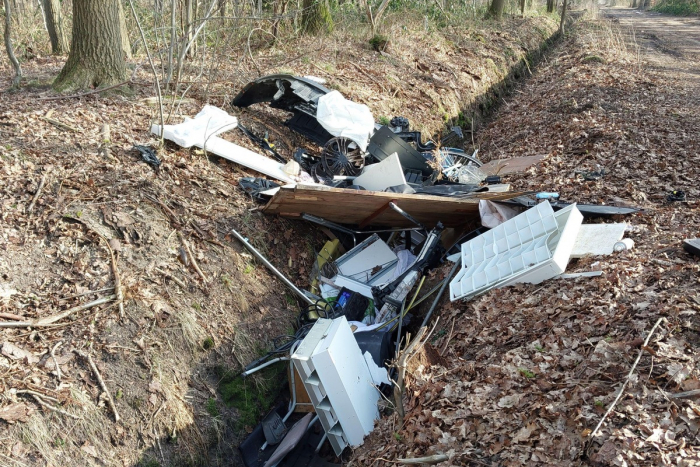 Heist: Illegale Müllablagerung im Waldgebiet, Polizei leitet Strafverfahren ein.